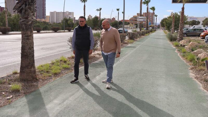 Benidorm prueba un novedoso sistema natural para combatir las malas hierbas en parques, jardines y vías públicas