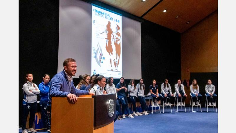 La selección valenciana de fútbol femenina sub-21 con los estudiantes de Primaria de Benidorm