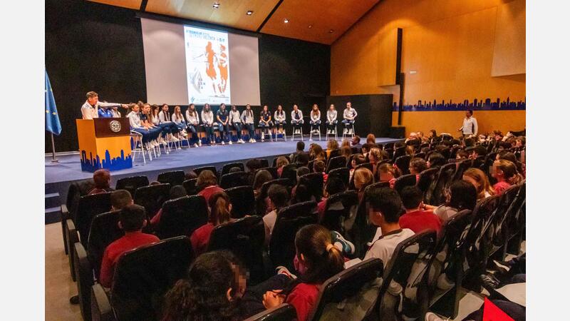 La selección valenciana de fútbol femenina sub-21 con los estudiantes de Primaria de Benidorm