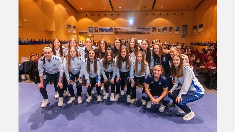 La selección valenciana de fútbol femenina sub-21 con los estudiantes de Primaria de Benidorm