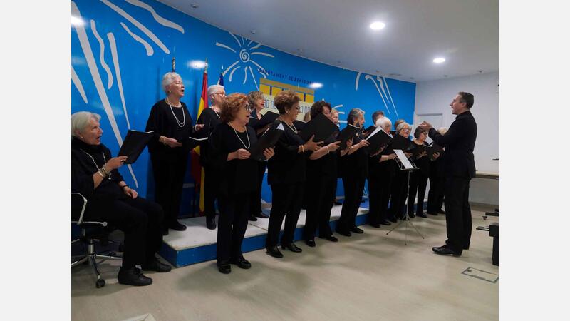 Las Amas de Casa de Benidorm celebran el 8 de Marzo con música y poesía