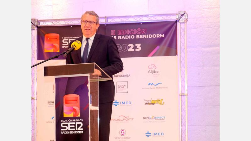 La Cadena SER reconoce la labor de la Policía Local de Benidorm con el Premio a la Solidaridad
