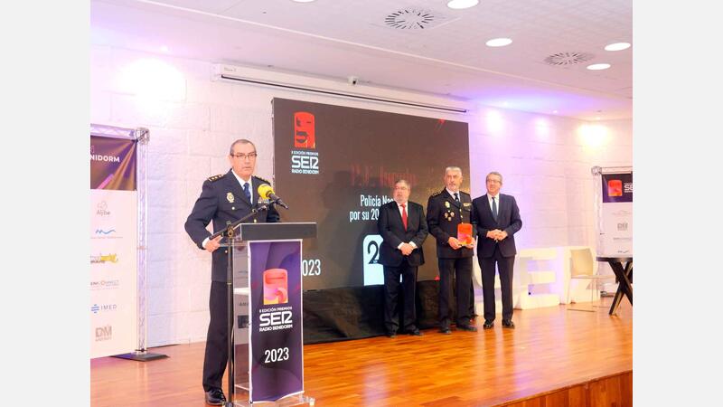 La Cadena SER reconoce la labor de la Policía Local de Benidorm con el Premio a la Solidaridad