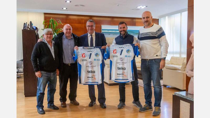 La directiva del Club Voleibol Playas de Benidorm se reúne con el alcalde y el concejal de Deportes