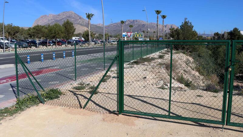 Benidorm culmina el adecentamiento en superficie del entorno de la avenida Beniardá tras el soterramiento