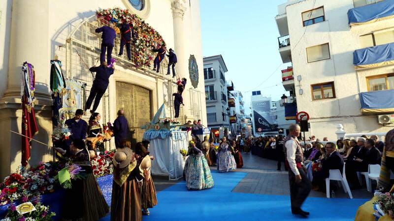 Benidorm mostra la seua devoció a la Mare de Déu del Sofratge amb milers de flors