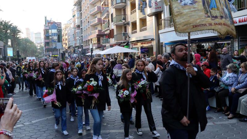 Benidorm mostra la seua devoció a la Mare de Déu del Sofratge amb milers de flors