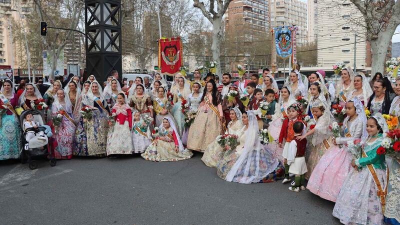 Las fallas de Benidorm ofrendan a la Mare de Déu del Sofratge un día antes de la ‘cremà’
