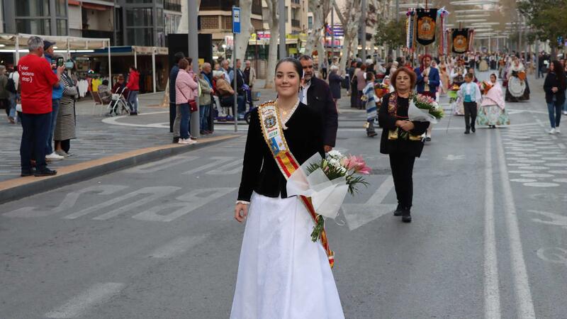 Las fallas de Benidorm ofrendan a la Mare de Déu del Sofratge un día antes de la ‘cremà’
