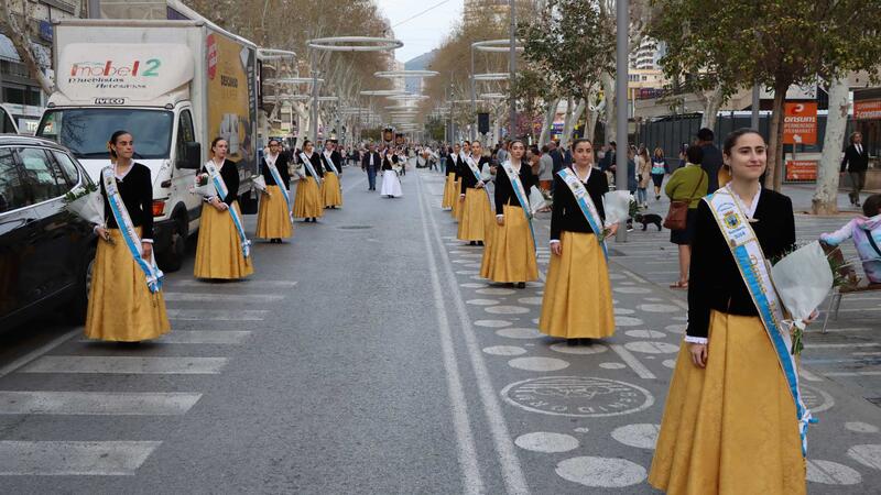 Las fallas de Benidorm ofrendan a la Mare de Déu del Sofratge un día antes de la ‘cremà’