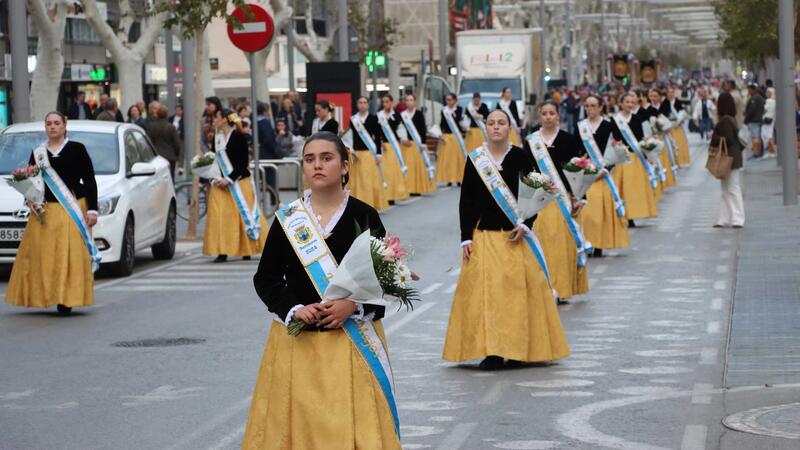 Las fallas de Benidorm ofrendan a la Mare de Déu del Sofratge un día antes de la ‘cremà’