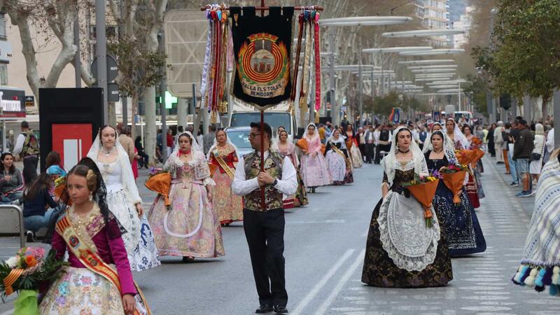 Las fallas de Benidorm ofrendan a la Mare de Déu del Sofratge un día antes de la ‘cremà’