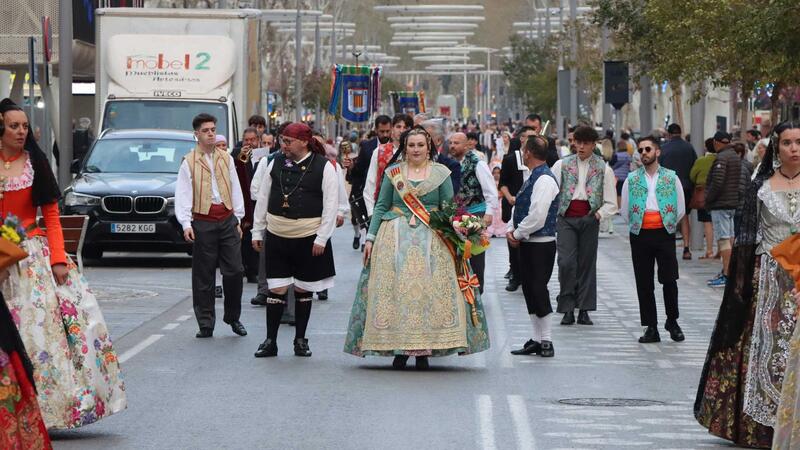 Las fallas de Benidorm ofrendan a la Mare de Déu del Sofratge un día antes de la ‘cremà’