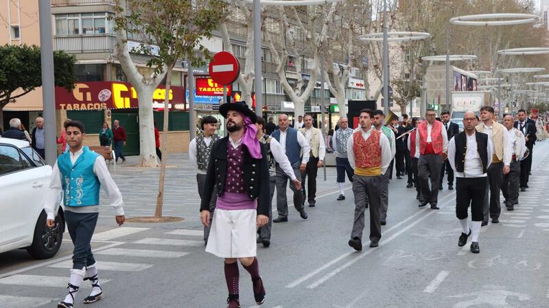 Las fallas de Benidorm ofrendan a la Mare de Déu del Sofratge un día antes de la ‘cremà’