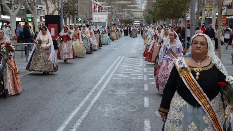 Las fallas de Benidorm ofrendan a la Mare de Déu del Sofratge un día antes de la ‘cremà’