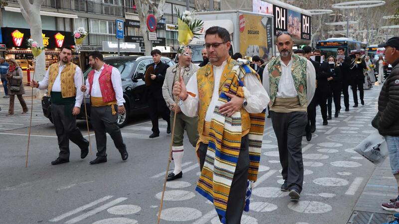 Las fallas de Benidorm ofrendan a la Mare de Déu del Sofratge un día antes de la ‘cremà’