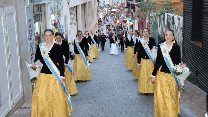 Las fallas de Benidorm ofrendan a la Mare de Déu del Sofratge un día antes de la ‘cremà’
