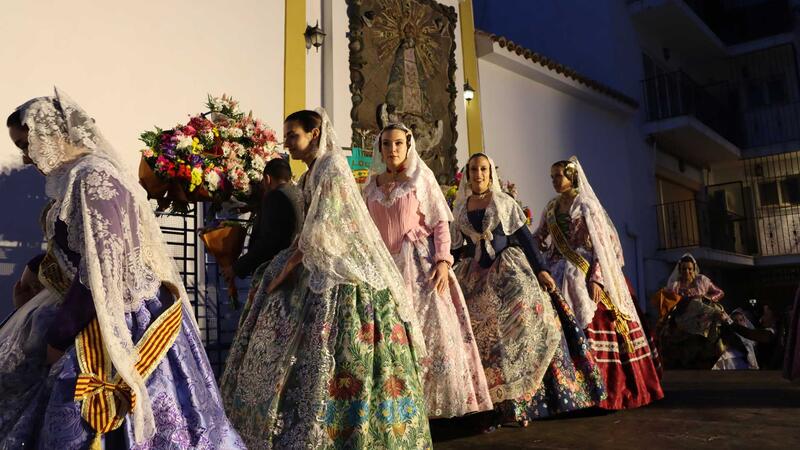 Las fallas de Benidorm ofrendan a la Mare de Déu del Sofratge un día antes de la ‘cremà’
