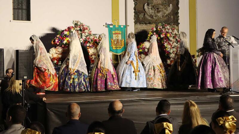 Las fallas de Benidorm ofrendan a la Mare de Déu del Sofratge un día antes de la ‘cremà’