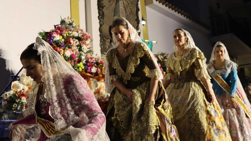 Las fallas de Benidorm ofrendan a la Mare de Déu del Sofratge un día antes de la ‘cremà’