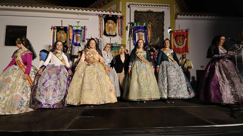 Las fallas de Benidorm ofrendan a la Mare de Déu del Sofratge un día antes de la ‘cremà’