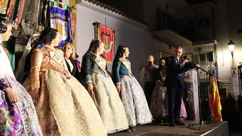 Las fallas de Benidorm ofrendan a la Mare de Déu del Sofratge un día antes de la ‘cremà’