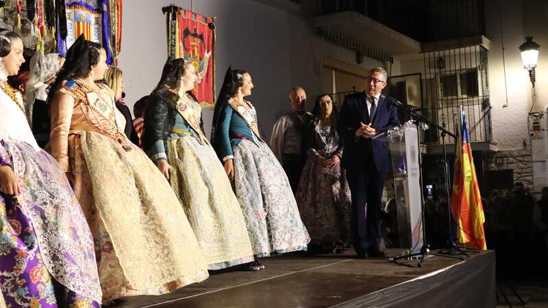 Las fallas de Benidorm ofrendan a la Mare de Déu del Sofratge un día antes de la ‘cremà’