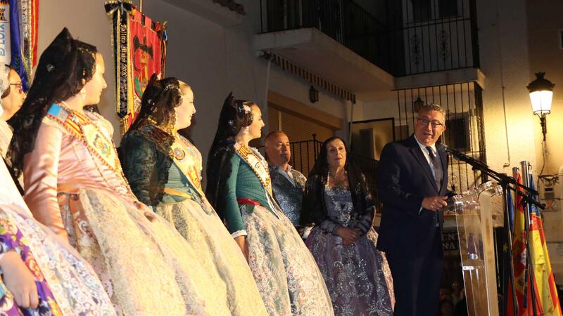 Las fallas de Benidorm ofrendan a la Mare de Déu del Sofratge un día antes de la ‘cremà’