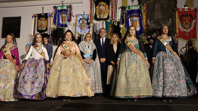 Las fallas de Benidorm ofrendan a la Mare de Déu del Sofratge un día antes de la ‘cremà’