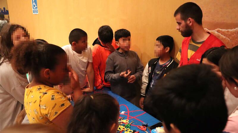 A hundred Primary students participate in an Escape Room about the Water Cycle in Benidorm Assembly Hall