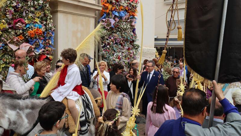 Hundreds of neighbors and tourists celebrate the traditional 