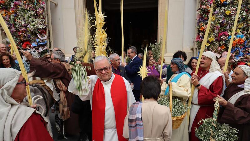 Hundreds of neighbors and tourists celebrate the traditional 