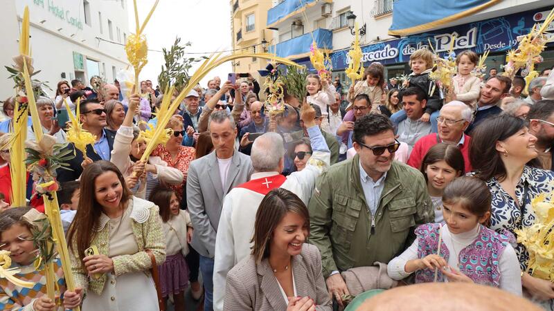 Hundreds of neighbors and tourists celebrate the traditional 