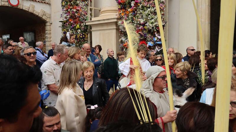 Hundreds of neighbors and tourists celebrate the traditional 