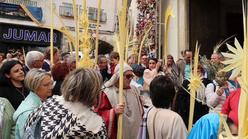 Hundreds of neighbors and tourists celebrate the traditional 