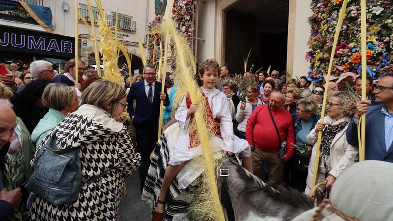 Hundreds of neighbors and tourists celebrate the traditional 