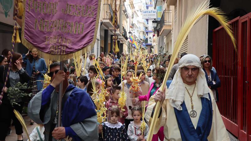 Hundreds of neighbors and tourists celebrate the traditional 