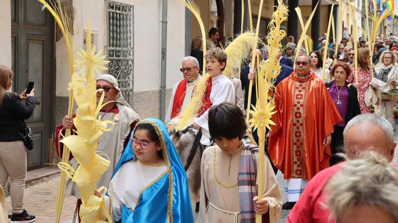 Hundreds of neighbors and tourists celebrate the traditional 