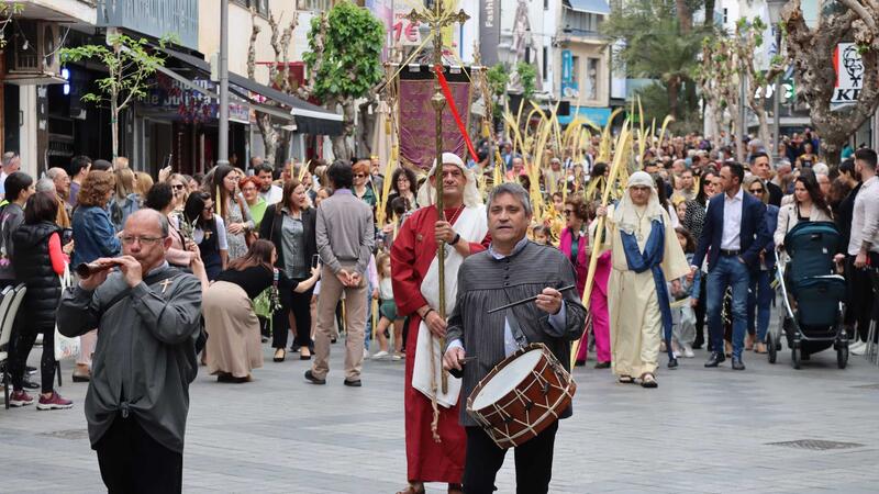 Hundreds of neighbors and tourists celebrate the traditional 