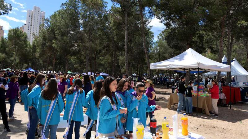 Prop de 3.000 penyistes celebren el Dia de la Mona en el Parc de la Séquia Mare