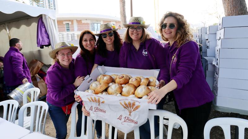 Prop de 3.000 penyistes celebren el Dia de la Mona en el Parc de la Séquia Mare