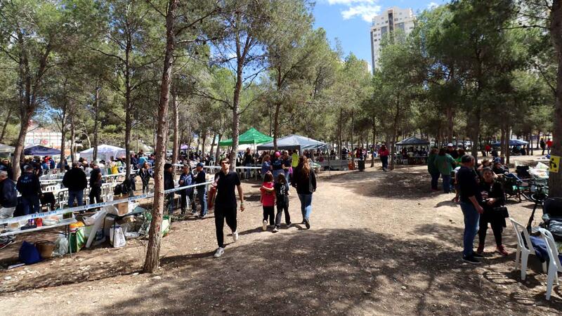 Prop de 3.000 penyistes celebren el Dia de la Mona en el Parc de la Séquia Mare