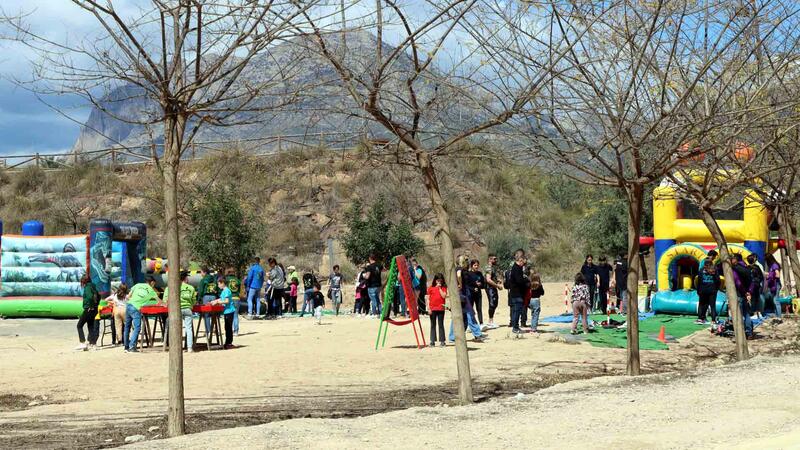 Prop de 3.000 penyistes celebren el Dia de la Mona en el Parc de la Séquia Mare
