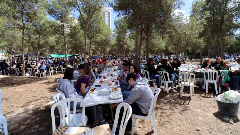 Prop de 3.000 penyistes celebren el Dia de la Mona en el Parc de la Séquia Mare
