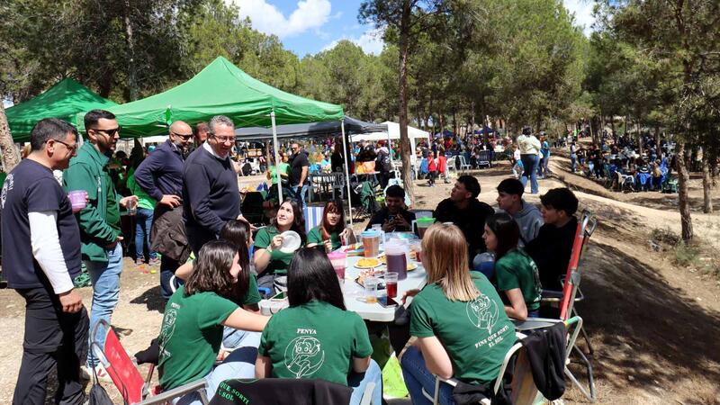 Prop de 3.000 penyistes celebren el Dia de la Mona en el Parc de la Séquia Mare