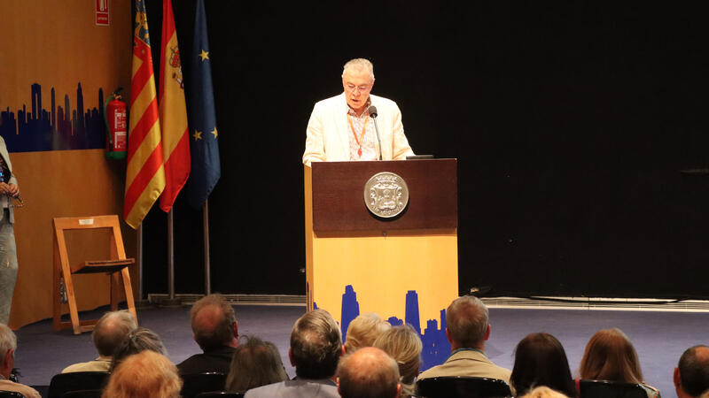 Benidorm inaugura el V Festival Internacional de Poesía, que se celebrará hasta el viernes  