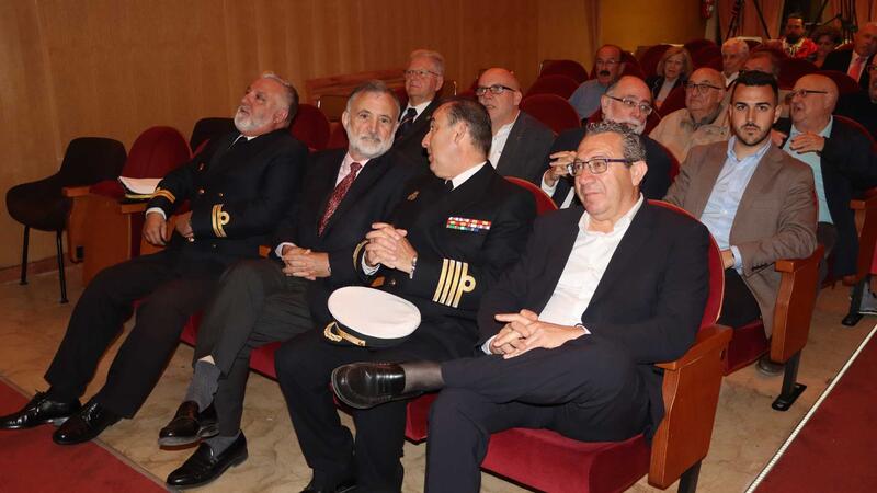 El almirante Rodríguez Garat explica en Benidorm el origen y evolución de la Armada en España