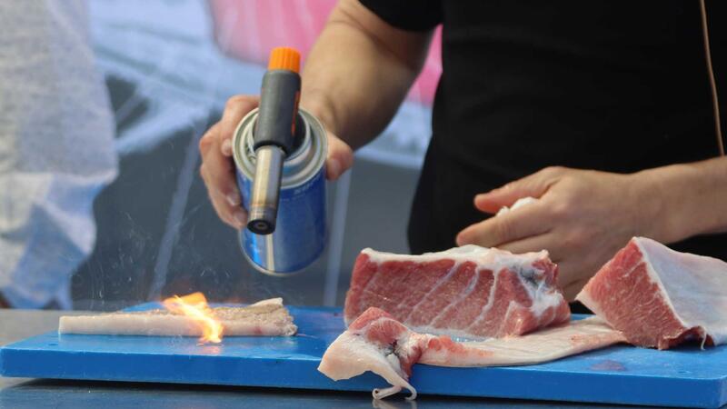 El ronqueo de un ejemplar de 270 kilos marca el inicio de las ‘IV Jornadas del Atún’, la segunda etapa del Benidorm Gastronómico 2024 