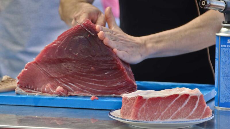 El ronqueo de un ejemplar de 270 kilos marca el inicio de las ‘IV Jornadas del Atún’, la segunda etapa del Benidorm Gastronómico 2024 
