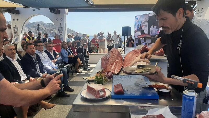El ronqueo de un ejemplar de 270 kilos marca el inicio de las ‘IV Jornadas del Atún’, la segunda etapa del Benidorm Gastronómico 2024 